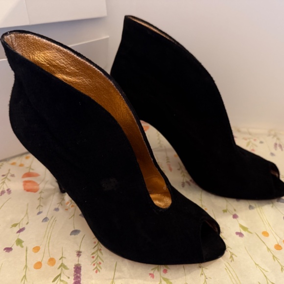 Ann Tuil Black Suede Peep-Toe Pumps - Size 8 - Picture 2 of 14